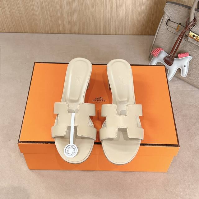 出厂价 Hermes 爱马仕H拖鞋Oasis 凉鞋系列 时尚又百搭 超级舒服 每个细节都做到极致 原版swift小牛皮 原版1:1独家私模鞋面 原版真皮大底 跟