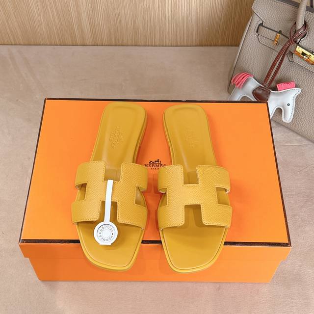 出厂价 Hermes 爱马仕H拖鞋Oran凉鞋系列 时尚又百搭 超级舒服 每个细节都做到极致 原版swift小牛皮 原版1:1独家私模鞋面 原版真皮沿条大底 鞋