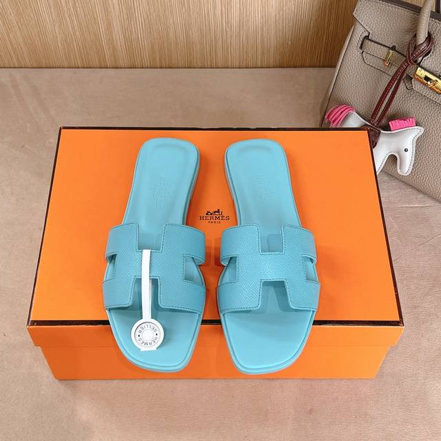 出厂价 Hermes 爱马仕H拖鞋Oran凉鞋系列 时尚又百搭 超级舒服 每个细节都做到极致 原版swift小牛皮 原版1:1独家私模鞋面 原版真皮沿条大底 鞋