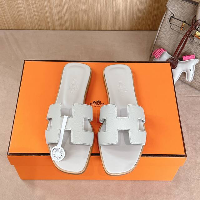 出厂价 Hermes 爱马仕H拖鞋Oran凉鞋系列 时尚又百搭 超级舒服 每个细节都做到极致 原版swift小牛皮 原版1:1独家私模鞋面 原版真皮沿条大底 鞋
