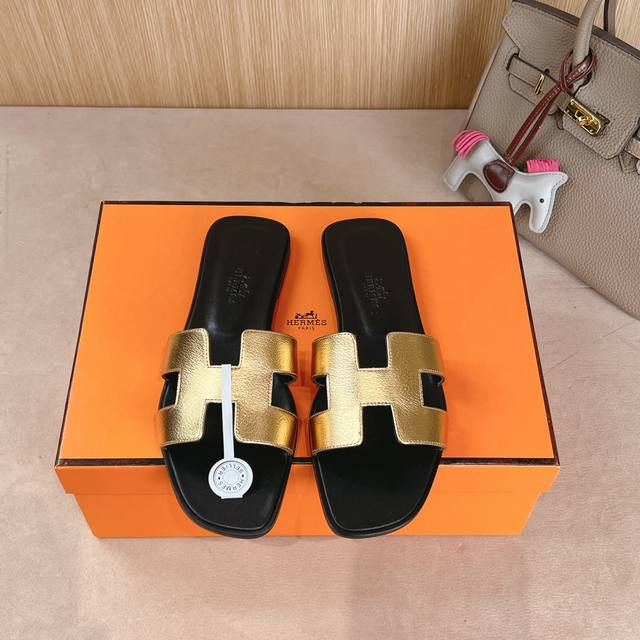 出厂价 Hermes 爱马仕H拖鞋Oran凉鞋系列 时尚又百搭 超级舒服 每个细节都做到极致 原版swift小牛皮 原版1:1独家私模鞋面 原版真皮沿条大底 鞋