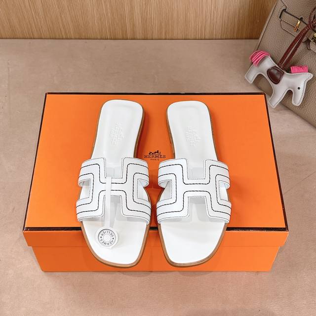 出厂价 Hermes 爱马仕H拖鞋Oran凉鞋系列 时尚又百搭 超级舒服 每个细节都做到极致 原版swift小牛皮 原版1:1独家私模鞋面 原版真皮沿条大底 鞋