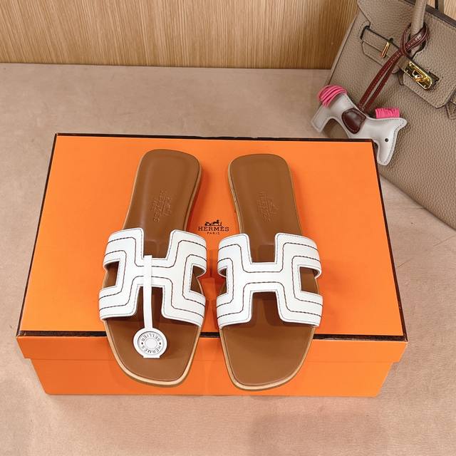 出厂价 Hermes 爱马仕H拖鞋Oran凉鞋系列 时尚又百搭 超级舒服 每个细节都做到极致 原版swift小牛皮 原版1:1独家私模鞋面 原版真皮沿条大底 鞋