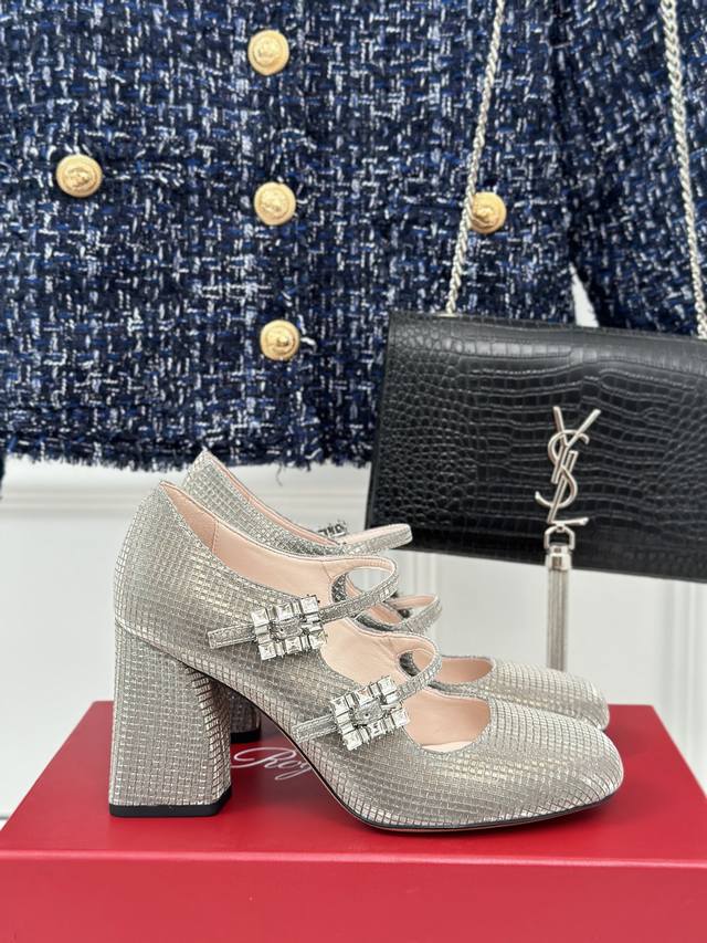 厂价 Roger Vivier｜RV经典水钻扣玛丽珍鞋鞋面用进口牛漆皮 特殊材质内里垫脚均为混种羊皮意大利进口牛皮大底跟高：8cmSize：35-39 34 4