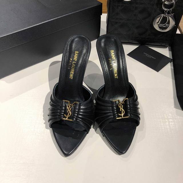 YSL SAINT LAURENT* 夏季新品 金属头优雅大气高跟凉鞋 2025全新春夏系列后带方扣高跟凉鞋 ！ 尖头高跟拖鞋淡淡的夏日里怎么少得了一双仙女鞋各