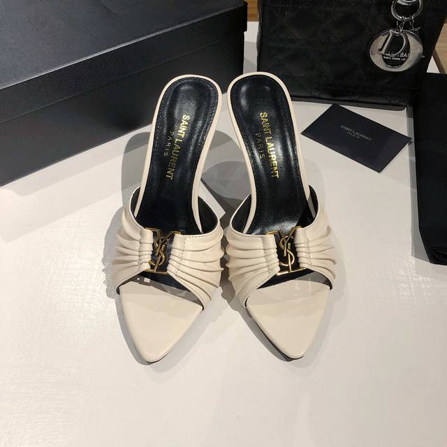 YSL SAINT LAURENT* 夏季新品 金属头优雅大气高跟凉鞋 2025全新春夏系列后带方扣高跟凉鞋 ！ 尖头高跟拖鞋淡淡的夏日里怎么少得了一双仙女鞋各