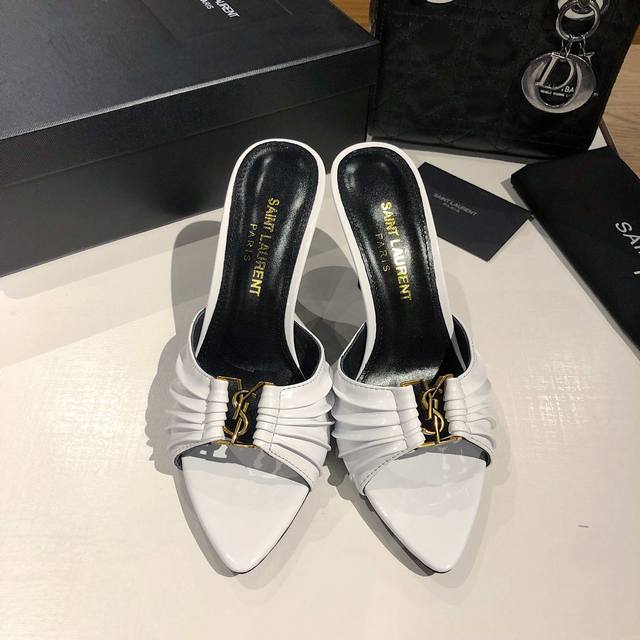 YSL SAINT LAURENT* 夏季新品 金属头优雅大气高跟凉鞋 2025全新春夏系列后带方扣高跟凉鞋 ！ 尖头高跟拖鞋淡淡的夏日里怎么少得了一双仙女鞋各