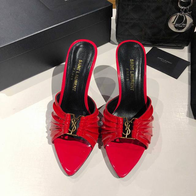 YSL SAINT LAURENT* 夏季新品 金属头优雅大气高跟凉鞋 2025全新春夏系列后带方扣高跟凉鞋 ！ 尖头高跟拖鞋淡淡的夏日里怎么少得了一双仙女鞋各
