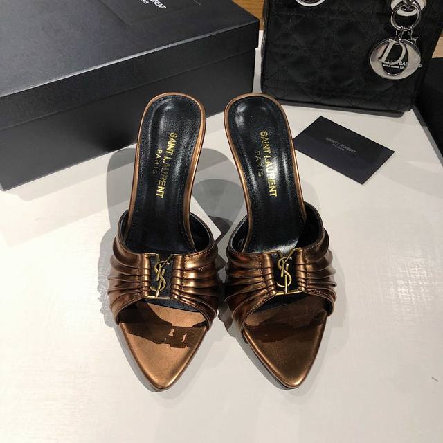 YSL SAINT LAURENT* 夏季新品 金属头优雅大气高跟凉鞋 2025全新春夏系列后带方扣高跟凉鞋 ！ 尖头高跟拖鞋淡淡的夏日里怎么少得了一双仙女鞋各