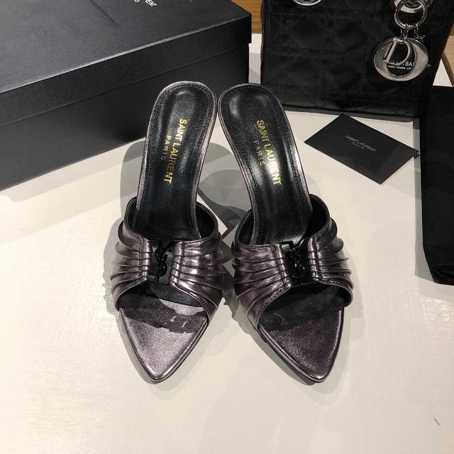 YSL SAINT LAURENT* 夏季新品 金属头优雅大气高跟凉鞋 2025全新春夏系列后带方扣高跟凉鞋 ！ 尖头高跟拖鞋淡淡的夏日里怎么少得了一双仙女鞋各
