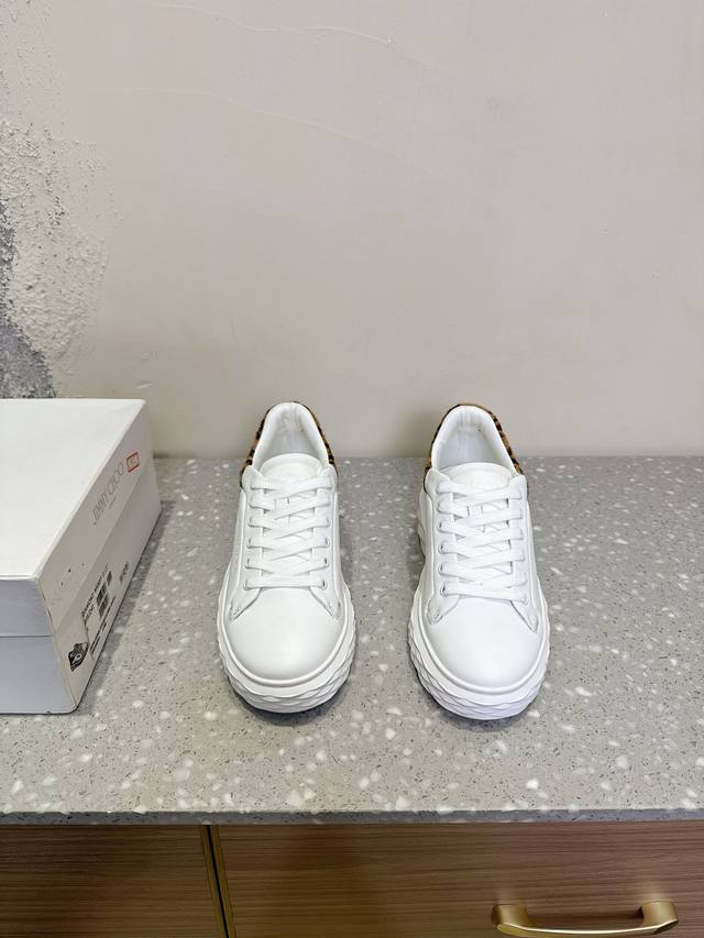 Jimmy choo 周仰杰 25ss春夏新款 Diamond 运动鞋 休闲鞋 采用品牌元素防钻石多面切割塑形立体感十足鞋底采用品牌闪粉覆膜工艺闪闪发光渐薄厚增