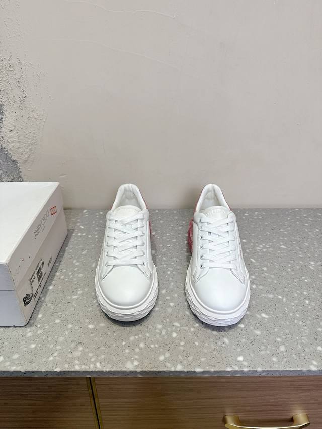 Jimmy choo 周仰杰 25ss春夏新款 Diamond 运动鞋 休闲鞋 采用品牌元素防钻石多面切割塑形立体感十足鞋底采用品牌闪粉覆膜工艺闪闪发光渐薄厚增