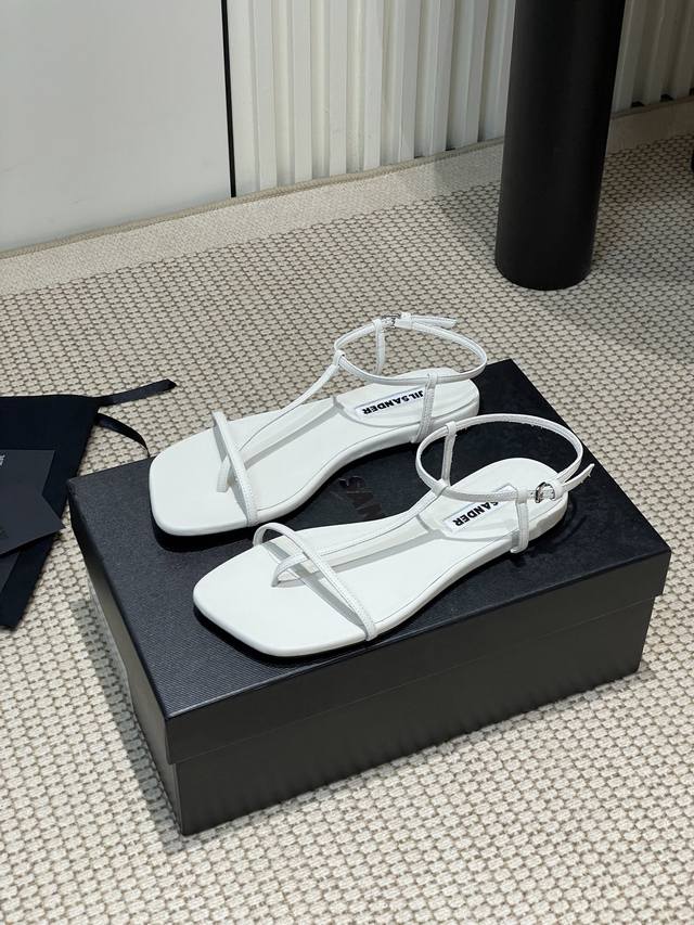 小众潮牌 jilsander 吉尔桑达2025春夏新款简易带子小方头平底凉鞋这款凉鞋真的太性感漂亮了，简单又不失时髦的设计 矮跟上脚舒适不累脚，轻松拿捏法式的优
