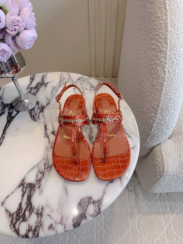 出厂价 Christian Loubouti*新款鳄鱼纹粗跟凉鞋 简约百搭款 好穿不累脚 鞋面牛皮 内里垫脚羊皮 意大利真皮大底 跟高3.5cm 尺码35-39