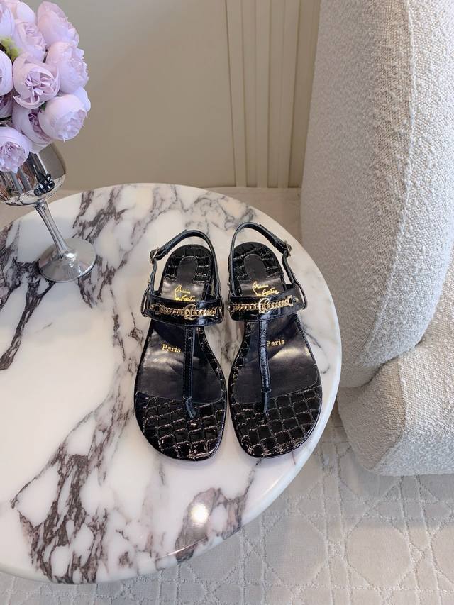 出厂价 Christian Loubouti*新款鳄鱼纹粗跟凉鞋 简约百搭款 好穿不累脚 鞋面牛皮 内里垫脚羊皮 意大利真皮大底 跟高3.5cm 尺码35-39