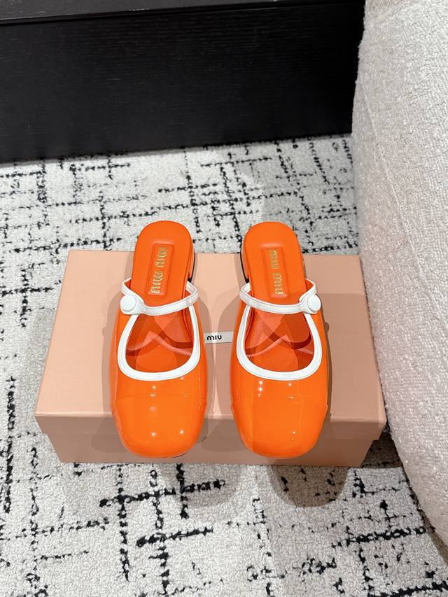 Miu Miu 缪缪 25 早春新品钮扣粗跟玛丽珍半拖专柜主打最新走秀款 蝴蝶结复古玛丽珍粗跟单鞋火爆上新！ 缪家高货 顶级工艺打造精品质感 无敌舒适 绝对是一