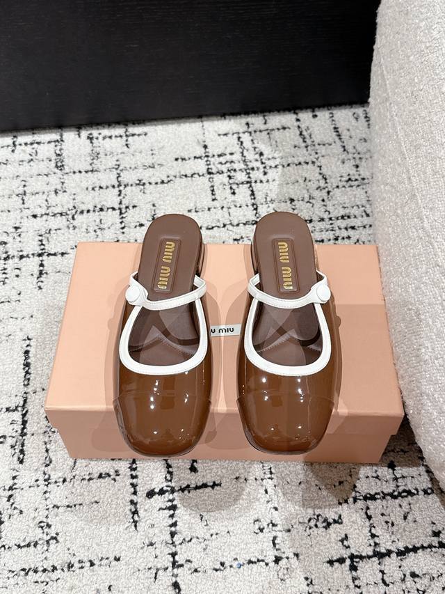 Miu Miu 缪缪 25 早春新品钮扣粗跟玛丽珍半拖专柜主打最新走秀款 蝴蝶结复古玛丽珍粗跟单鞋火爆上新！ 缪家高货 顶级工艺打造精品质感 无敌舒适 绝对是一