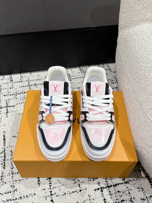顶级版本 情侣款LV 路易威登L家 Trainer 25 冰裂纹 水洗工艺 新款 情侣款 休闲 运动鞋 滑板鞋 LV Trainer 运动鞋的灵感源自复古篮球鞋
