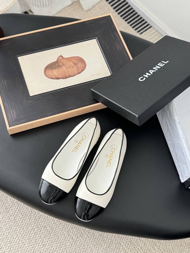Chanel 25C走秀款玛丽珍单鞋简约又不失甜美俏皮！纯色面料清爽易搭，搭配扣子更加跟脚。鞋面牛皮 内里羊皮 真皮大底Size:35-39 其它码数定做