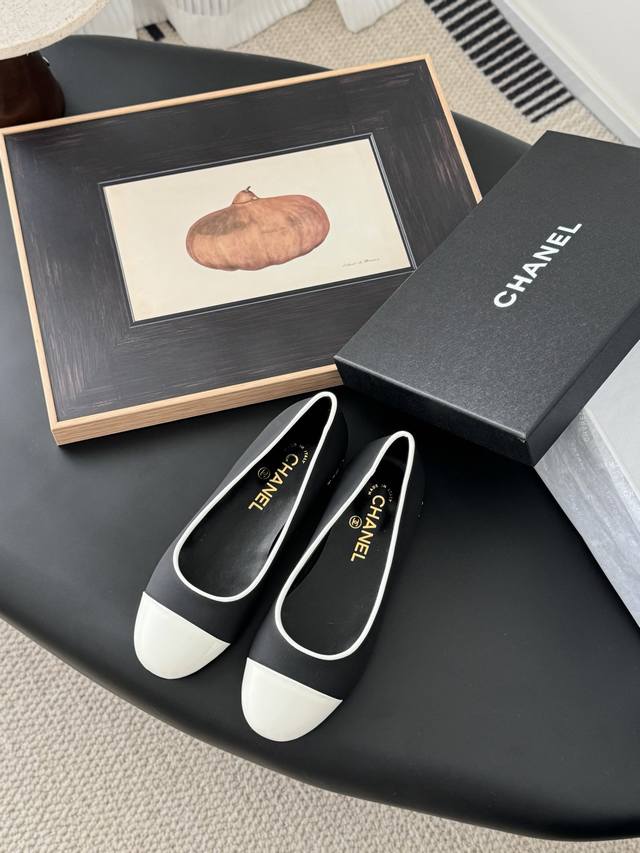Chanel 25C走秀款玛丽珍单鞋简约又不失甜美俏皮！纯色面料清爽易搭，搭配扣子更加跟脚。鞋面牛皮 内里羊皮 真皮大底Size:35-39 其它码数定做