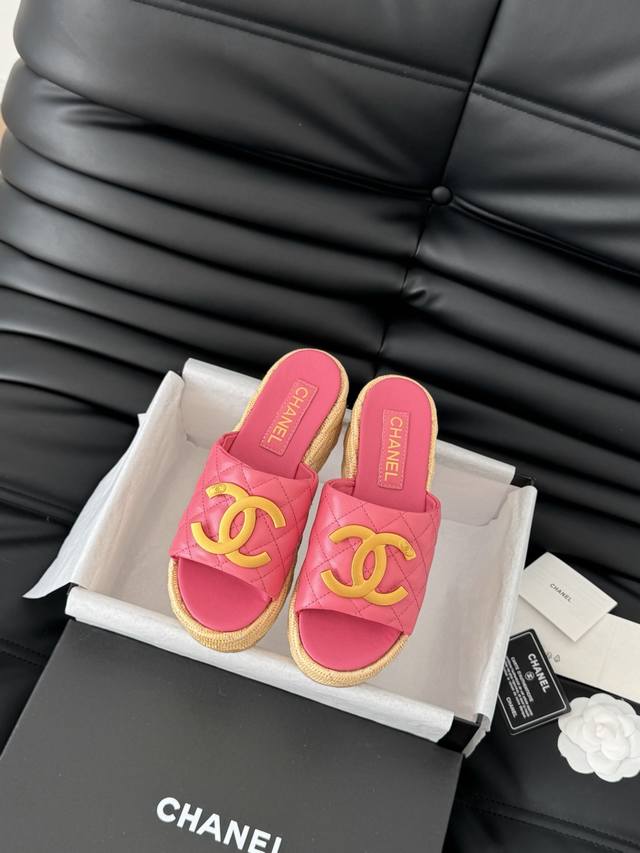 Chanel 25C早春度假系列拖鞋这是甜心芭比的一季又要让多少香奶奶女孩少女心泛滥让人眼前一亮的感觉经典的大标设计 鞋面定制面料鞋面牛皮 内里羊皮 Size: