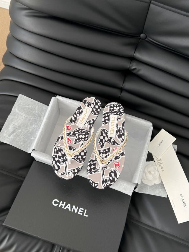 Chanel 25C新品夹脚人字拖鞋！这一系列这真的是绝了 怎么会这么美！夏天真的是无敌搭配可盐可甜～ 鞋面采用进口小牛皮 丝绒内里是小羊皮 丝绒真皮大底码数：