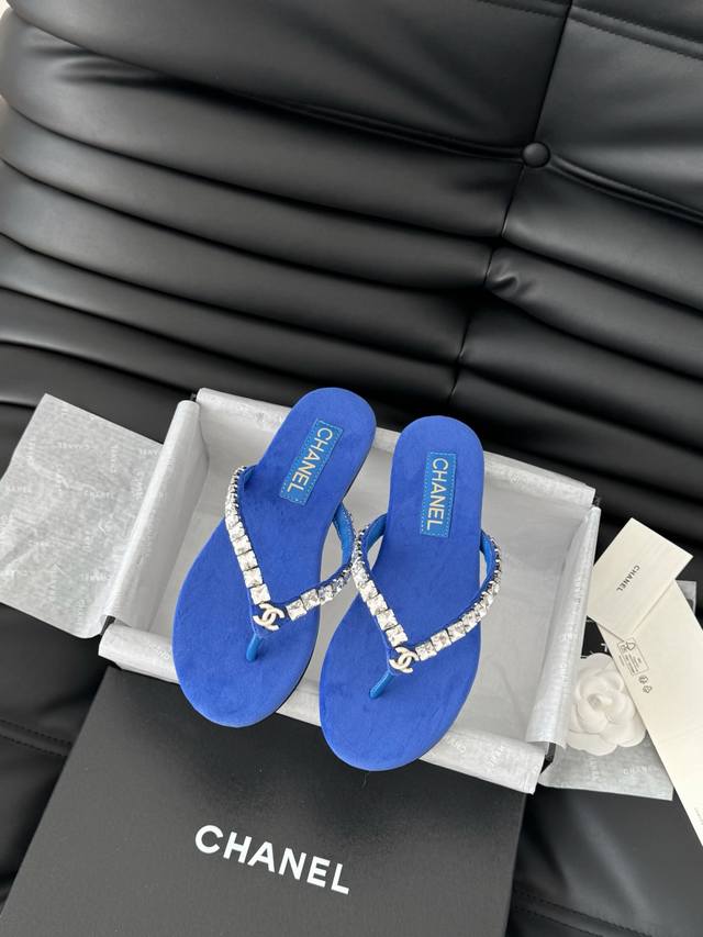 Chanel 25C新品夹脚人字拖鞋！这一系列这真的是绝了 怎么会这么美！夏天真的是无敌搭配可盐可甜～ 鞋面采用进口小牛皮 丝绒内里是小羊皮 丝绒真皮大底码数：