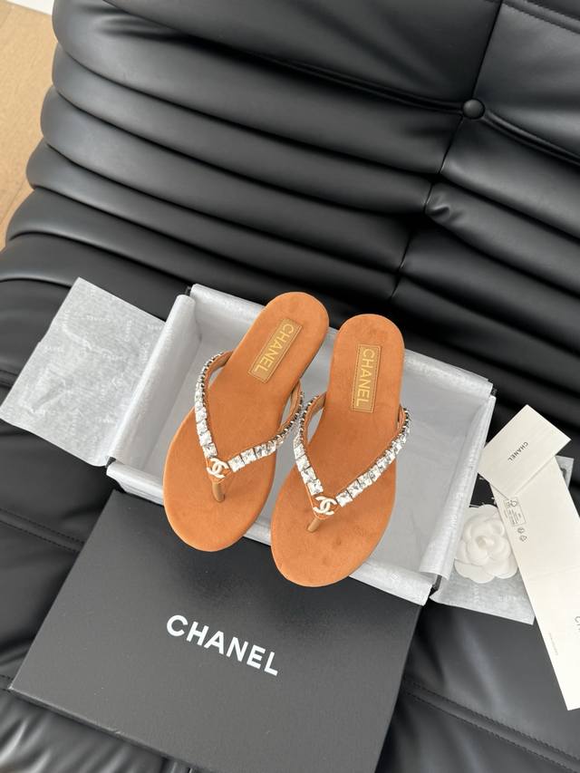 Chanel 25C新品夹脚人字拖鞋！这一系列这真的是绝了 怎么会这么美！夏天真的是无敌搭配可盐可甜～ 鞋面采用进口小牛皮 丝绒内里是小羊皮 丝绒真皮大底码数：