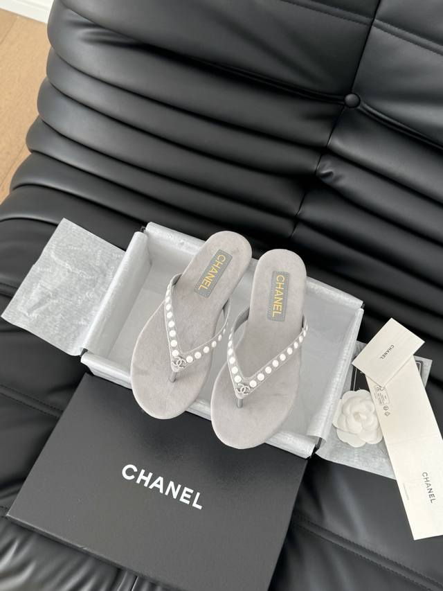Chanel 25C新品夹脚人字拖鞋！这一系列这真的是绝了 怎么会这么美！夏天真的是无敌搭配可盐可甜～ 鞋面采用进口小牛皮 丝绒内里是小羊皮 丝绒真皮大底码数：
