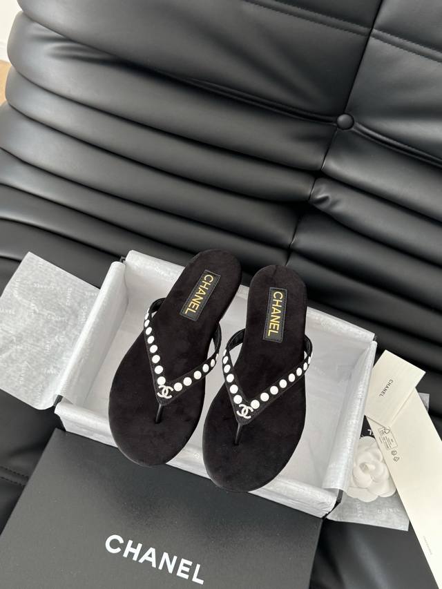 Chanel 25C新品夹脚人字拖鞋！这一系列这真的是绝了 怎么会这么美！夏天真的是无敌搭配可盐可甜～ 鞋面采用进口小牛皮 丝绒内里是小羊皮 丝绒真皮大底码数：