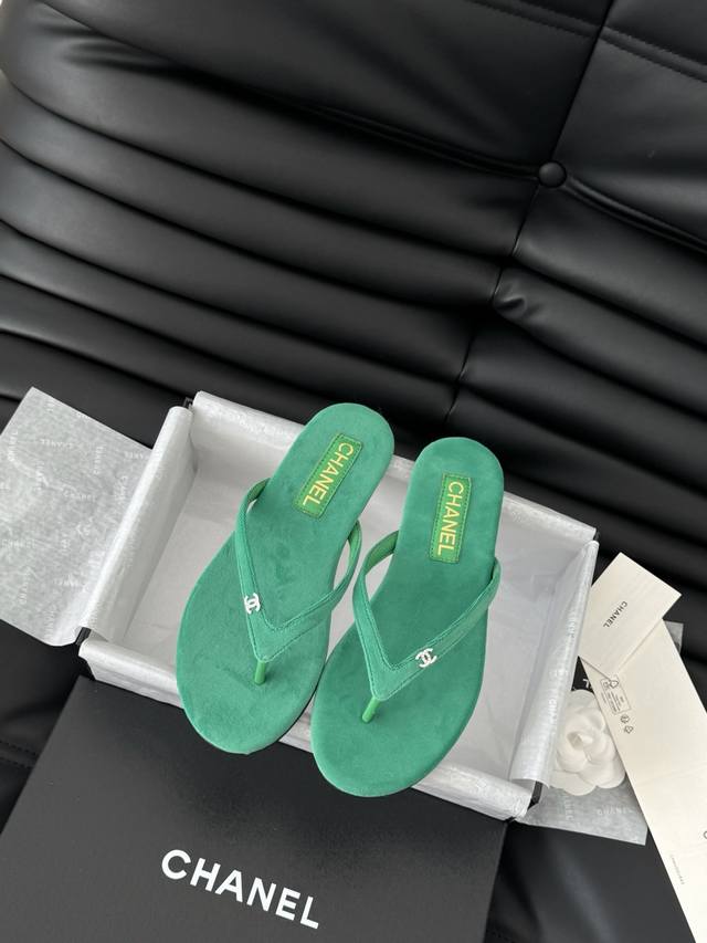 Chanel 25C新品夹脚人字拖鞋！这一系列这真的是绝了 怎么会这么美！夏天真的是无敌搭配可盐可甜～ 鞋面采用进口小牛皮 丝绒内里是小羊皮 丝绒真皮大底码数：