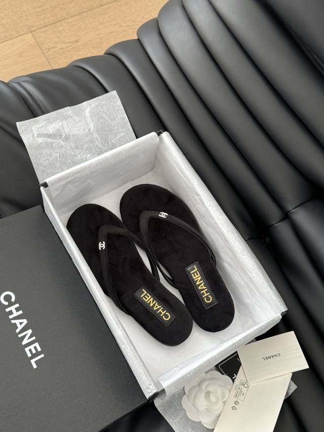 Chanel 25C新品夹脚人字拖鞋！这一系列这真的是绝了 怎么会这么美！夏天真的是无敌搭配可盐可甜～ 鞋面采用进口小牛皮 丝绒内里是小羊皮 丝绒真皮大底码数：