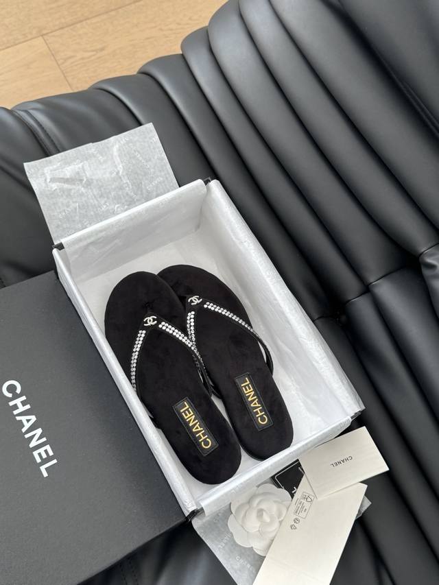 Chanel 25C新品夹脚人字拖鞋！这一系列这真的是绝了 怎么会这么美！夏天真的是无敌搭配可盐可甜～ 鞋面采用进口小牛皮 丝绒内里是小羊皮 丝绒真皮大底码数：