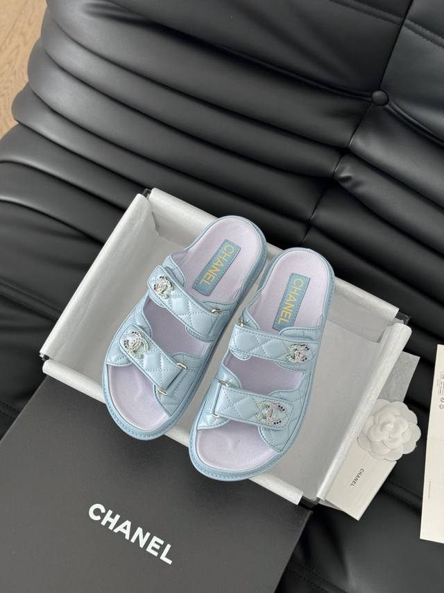 半拖 凉鞋 真皮底30Chanel 25新魔术贴凉鞋版面！顶级对版货！所有的颜色我家都有！鞋面进口面料，垫脚内里羊皮，原版五金扣。均配专柜顶级包装！Size:3