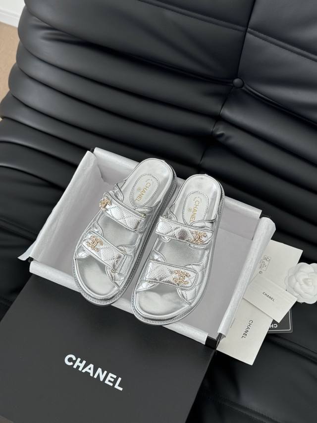 半拖 凉鞋 发泡大底版本 Chanel 25新魔术贴凉鞋版面！顶级对版货！所有的颜色我家都有！鞋面进口面料，垫脚内里羊皮，原版五金扣。均配专柜顶级包装！Size