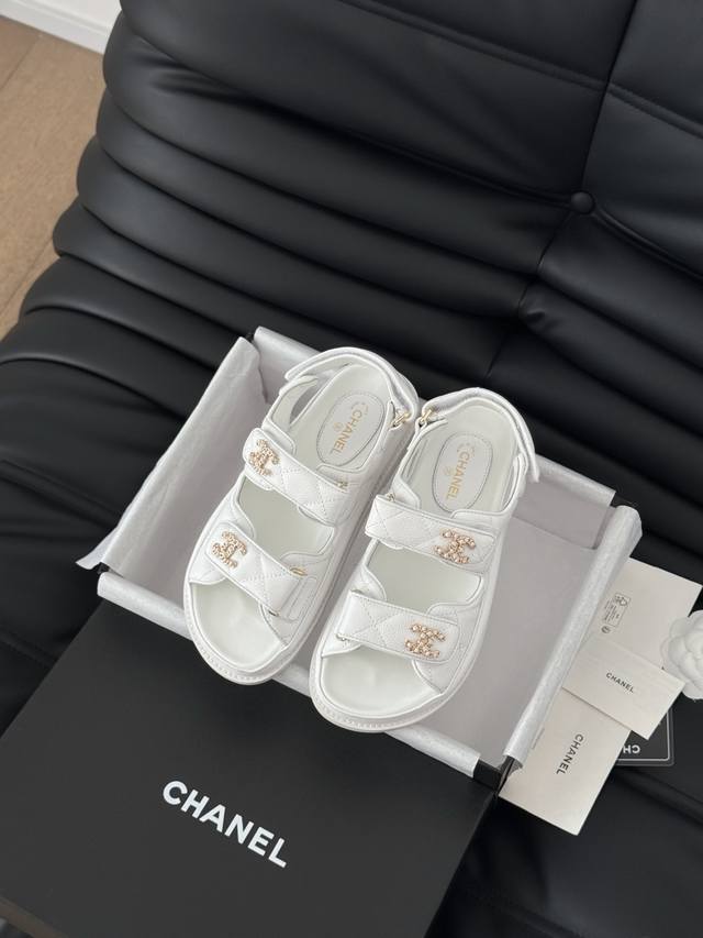 半拖 凉鞋 发泡大底版本 Chanel 25新魔术贴凉鞋版面！顶级对版货！所有的颜色我家都有！鞋面进口面料，垫脚内里羊皮，原版五金扣。均配专柜顶级包装！Size