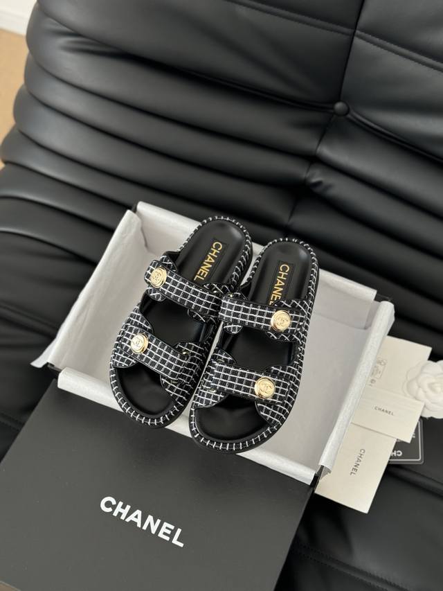 半拖 凉鞋 发泡大底版本 Chanel 25新魔术贴凉鞋版面！顶级对版货！所有的颜色我家都有！鞋面进口面料，垫脚内里羊皮，原版五金扣。均配专柜顶级包装！Size