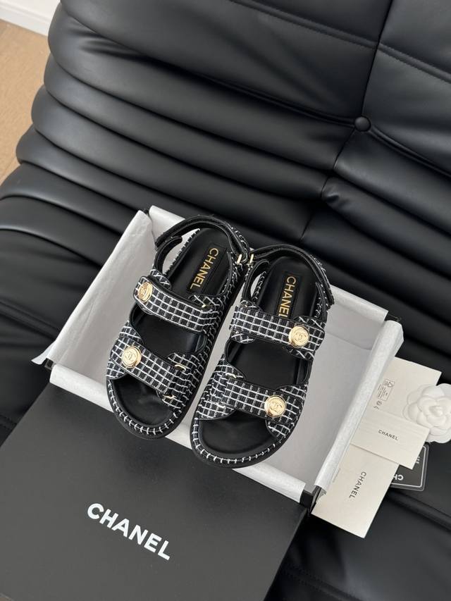 半拖 凉鞋 发泡大底版本 Chanel 25新魔术贴凉鞋版面！顶级对版货！所有的颜色我家都有！鞋面进口面料，垫脚内里羊皮，原版五金扣。均配专柜顶级包装！Size