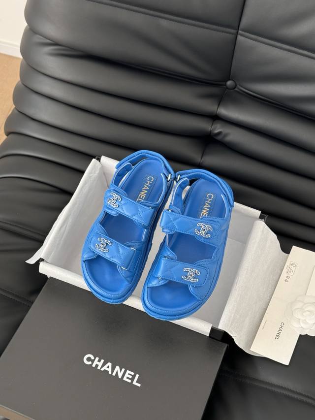 发泡大底版本 Chanel 25新魔术贴凉鞋版面！顶级对版货！所有的颜色我家都有！鞋面进口面料，垫脚内里羊皮，原版五金扣。均配专柜顶级包装！Size:35-39