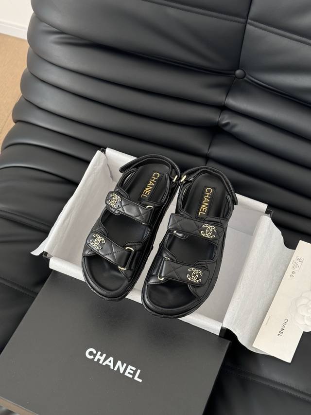 发泡大底版本 Chanel 25新魔术贴凉鞋版面！顶级对版货！所有的颜色我家都有！鞋面进口面料，垫脚内里羊皮，原版五金扣。均配专柜顶级包装！Size:35-39