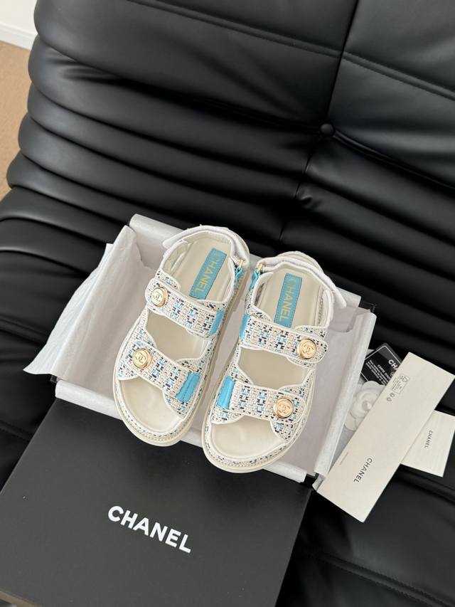 发泡大底版本 Chanel 25新魔术贴凉鞋版面！顶级对版货！所有的颜色我家都有！鞋面进口面料，垫脚内里羊皮，原版五金扣。均配专柜顶级包装！Size:35-39
