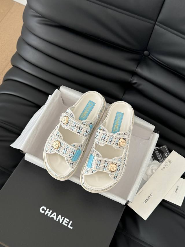 发泡大底版本 Chanel 25新魔术贴凉鞋版面！顶级对版货！所有的颜色我家都有！鞋面进口面料，垫脚内里羊皮，原版五金扣。均配专柜顶级包装！Size:35-39