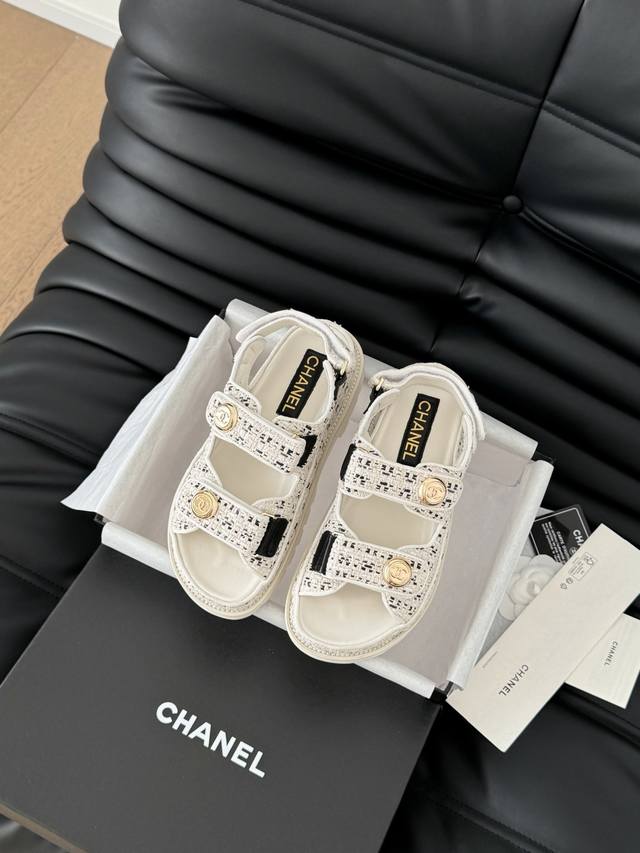 发泡大底版本 Chanel 25新魔术贴凉鞋版面！顶级对版货！所有的颜色我家都有！鞋面进口面料，垫脚内里羊皮，原版五金扣。均配专柜顶级包装！Size:35-39