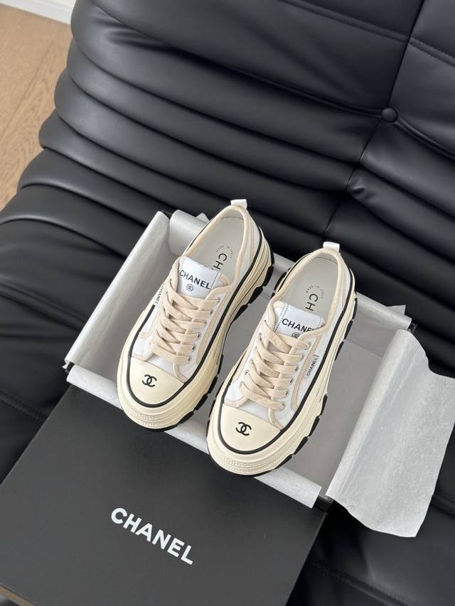 Chanel 25C隐藏款休闲小白鞋！Vintage感满满，中古复刻款get啦～小白鞋适配春夏，黑白拼接就很Chanel。配合袜子就很复古学院的感觉。Size: