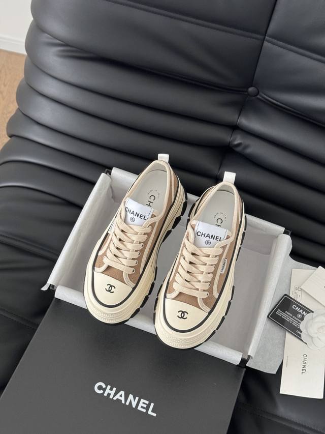 Chanel 25C隐藏款休闲小白鞋！Vintage感满满，中古复刻款get啦～小白鞋适配春夏，黑白拼接就很Chanel。配合袜子就很复古学院的感觉。Size: