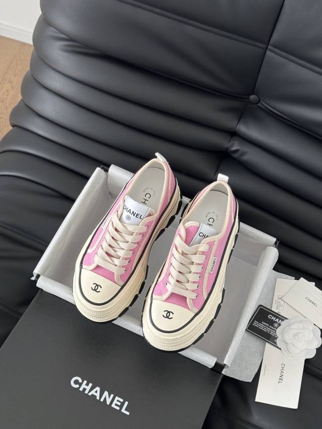 Chanel 25C隐藏款休闲小白鞋！Vintage感满满，中古复刻款get啦～小白鞋适配春夏，黑白拼接就很Chanel。配合袜子就很复古学院的感觉。Size: