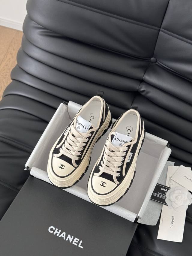 Chanel 25C隐藏款休闲小白鞋！Vintage感满满，中古复刻款get啦～小白鞋适配春夏，黑白拼接就很Chanel。配合袜子就很复古学院的感觉。Size: