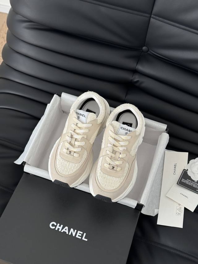 Chanel 25C新款熊猫运动休闲鞋百搭小白鞋 款式搭配不会出错撞色搭配活力满满啊 侧面压印logo 上脚很秀气 鞋面原版定制材料 原版大底Size:35-4