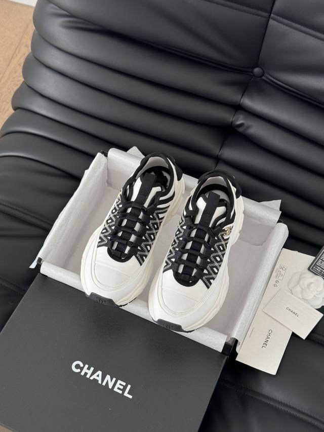 Chanel 25C新款熊猫运动休闲鞋百搭小白鞋 款式搭配不会出错撞色搭配活力满满啊 侧面压印logo 上脚很秀气 鞋面原版定制材料 原版大底Size:35-4