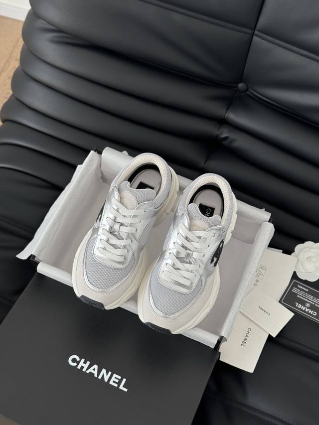 Chanel 25C新款熊猫运动休闲鞋百搭小白鞋 款式搭配不会出错撞色搭配活力满满啊 侧面压印logo 上脚很秀气 鞋面原版定制材料 原版大底Size:35-4